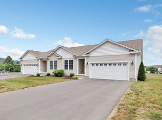 54 Pondview Cir #54, Beacon Falls, CT 06403