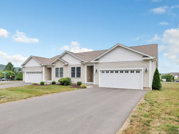 54 Pondview Circle #54, Beacon Falls, CT 06403