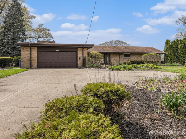 1657 W Kentview Dr NE, Grand Rapids, MI 49505