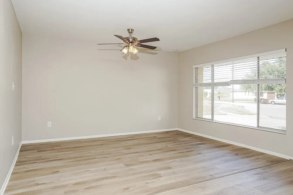 3 bed, 2.0 bath, 1647 sqft, $2,290 — Photo 3