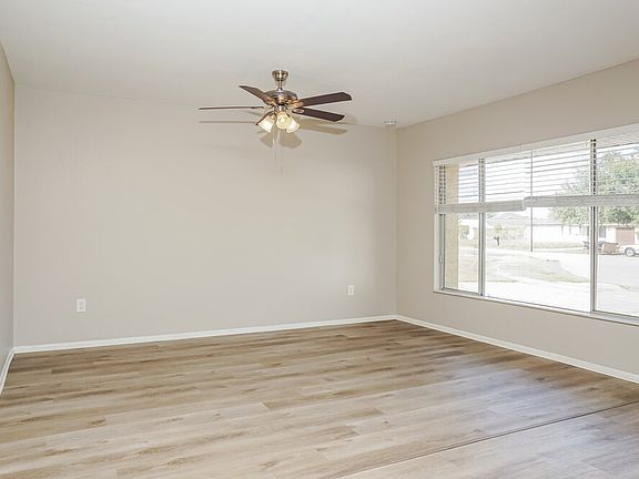 3rd image of 6927 Roslyn Ct