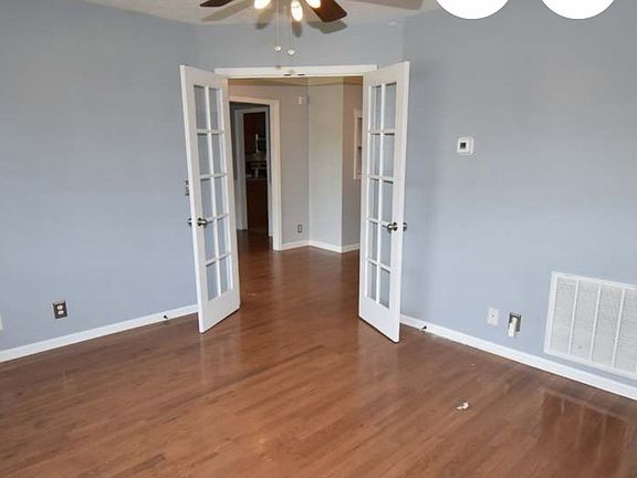 3rd image of 3145 Hawthorn Dr