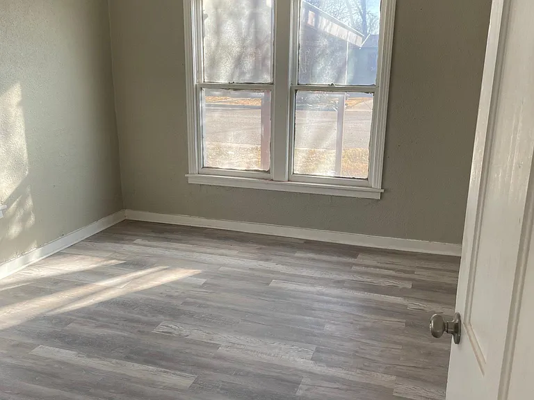 703 E Broadway Ave — Photo 2