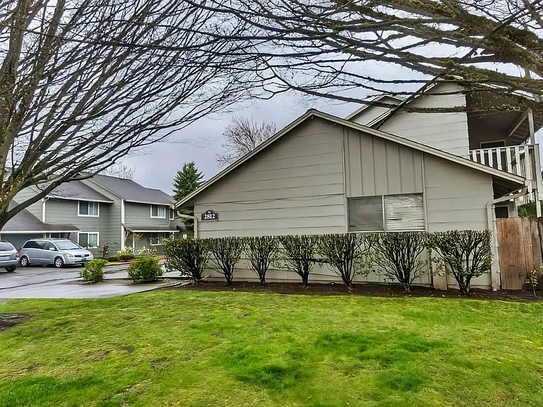 Royal Crest Townhomes — Photo 4