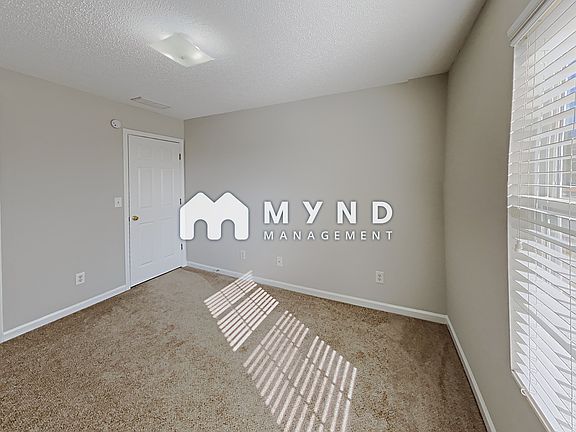 4th image of 70 Crestfield Cir