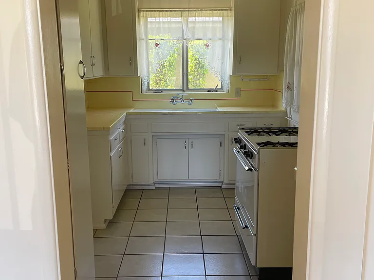 211 W Fairview Ave — Photo 2
