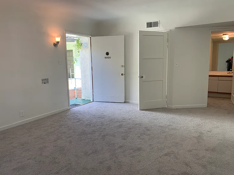 10724 Camarillo St #10726 — Photo 4