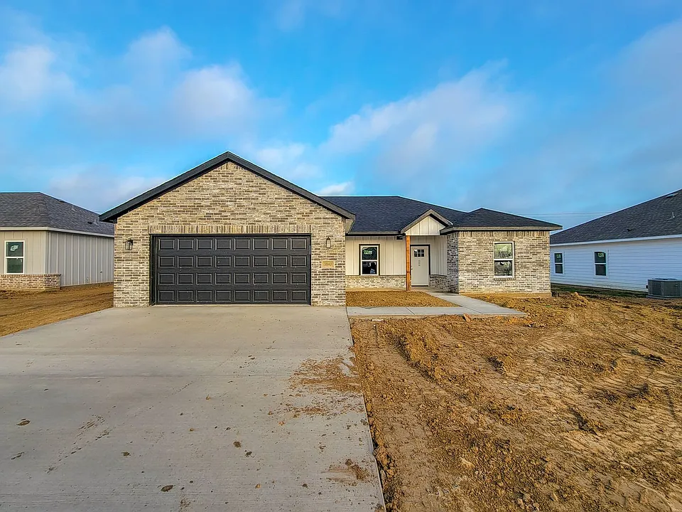 3840 Skylane Ave