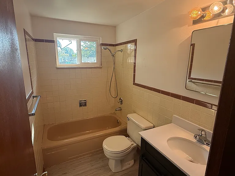 1112 Judson St — Photo 1
