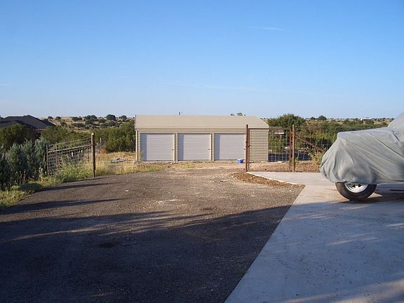 28'x40' garage w/ electricity. 