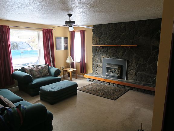 Sunken living rm & fireplace