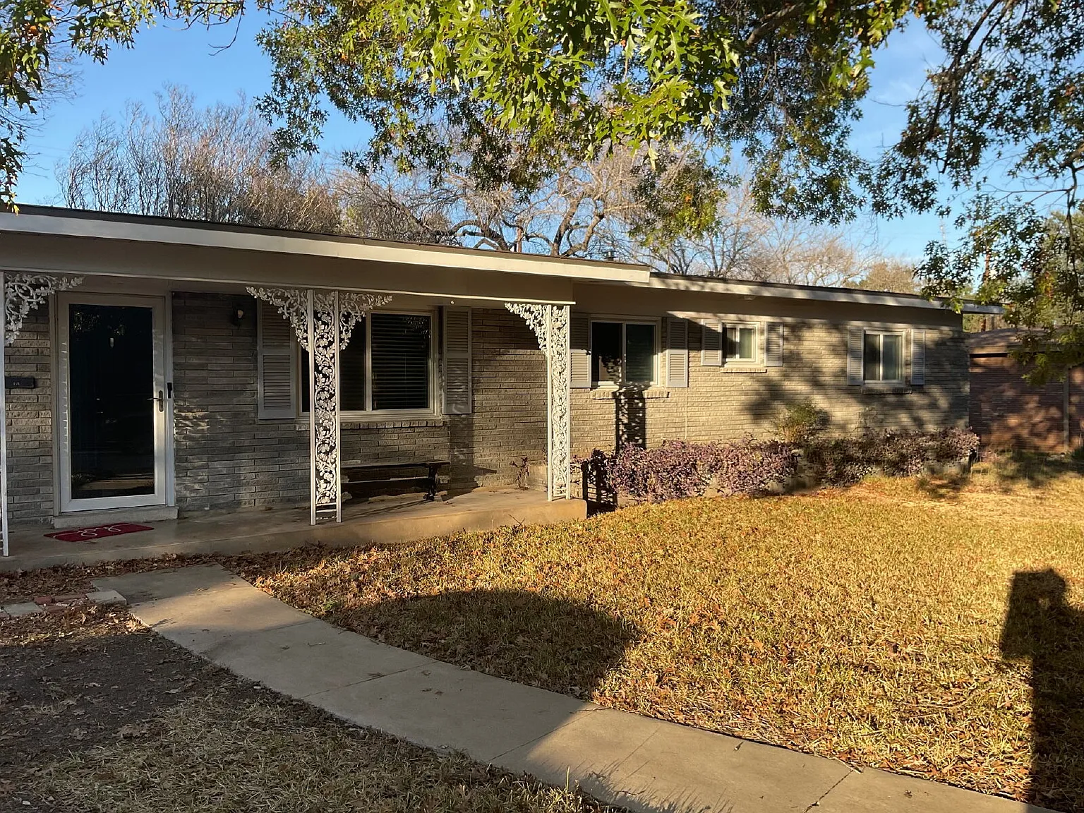 3 bed, 2.0 bath, 1741 sqft, $2,350 — Photo 2