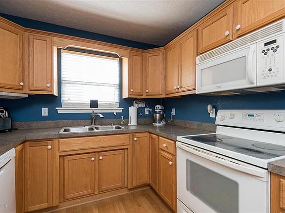 4th image of 1127 Summit Dr