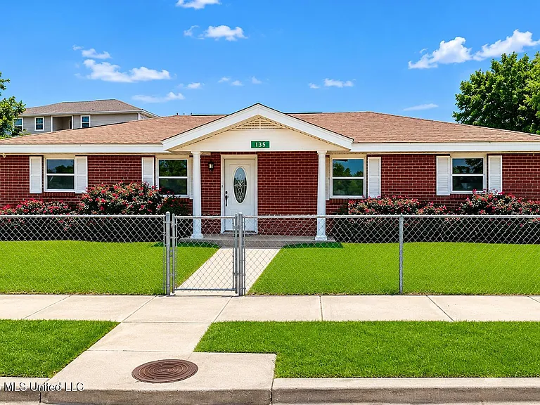 135 Pine Grove Ave — Photo 1