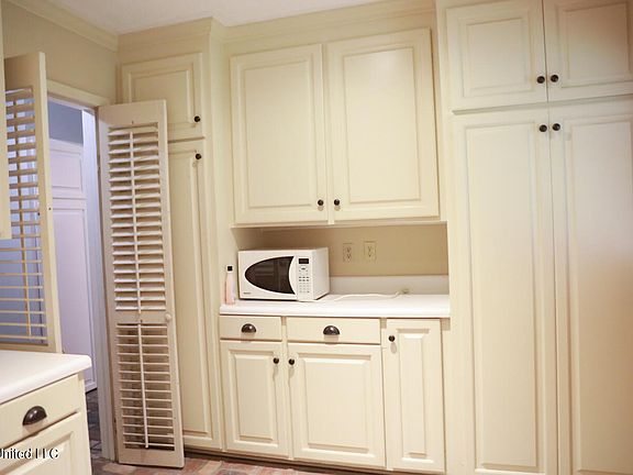 5th image of 915 Briarwood Dr