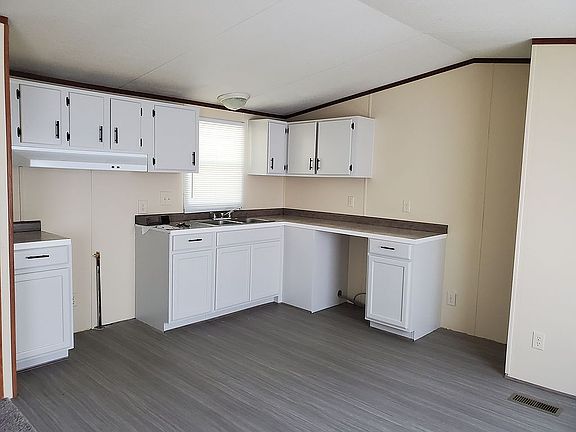Kitchen comes w/ appliances