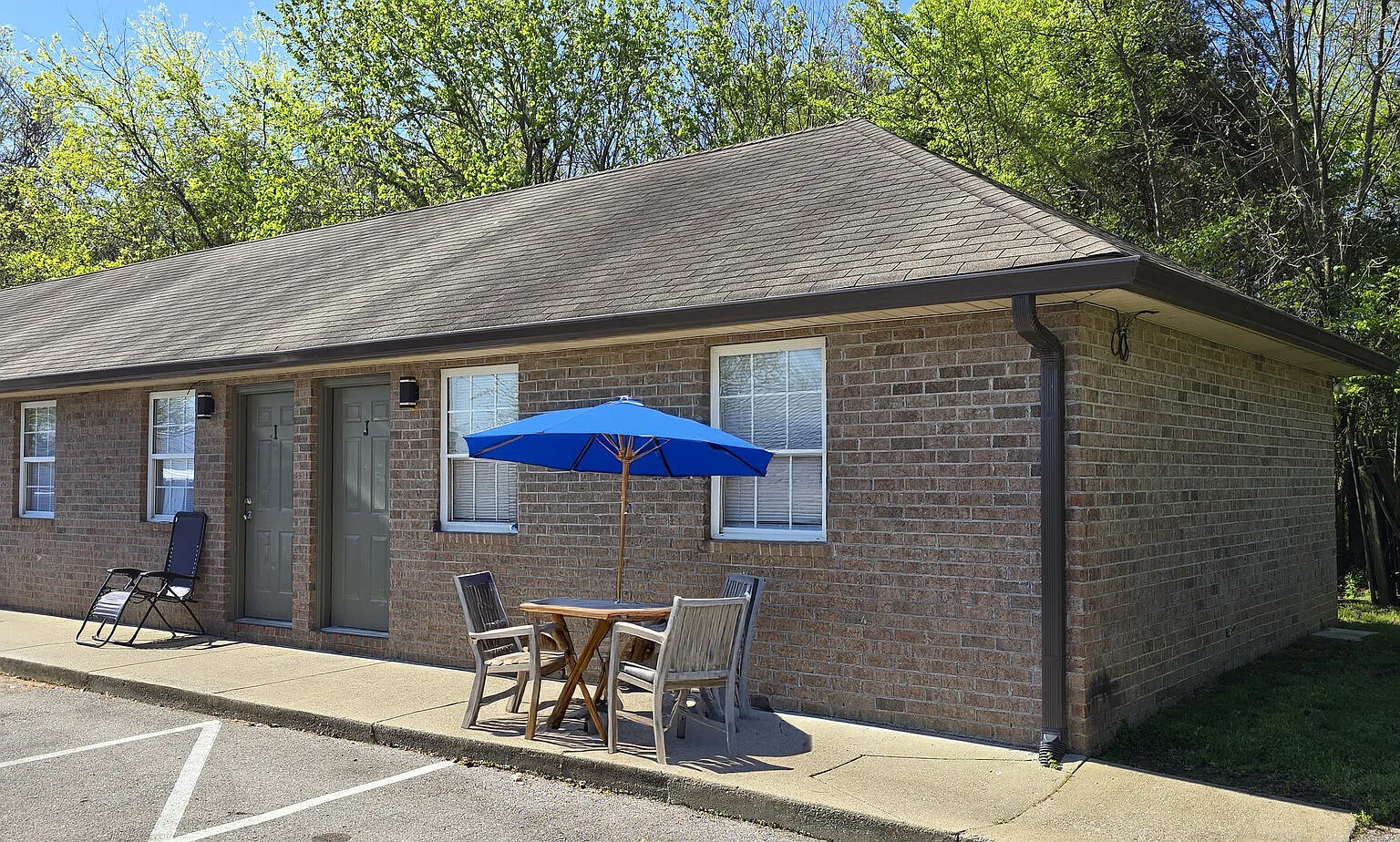Maple Manor Apartments — Photo 2