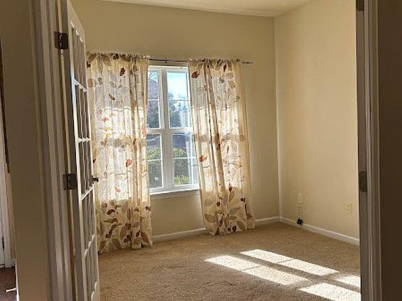 5th image of 38 Golden Acre Ct