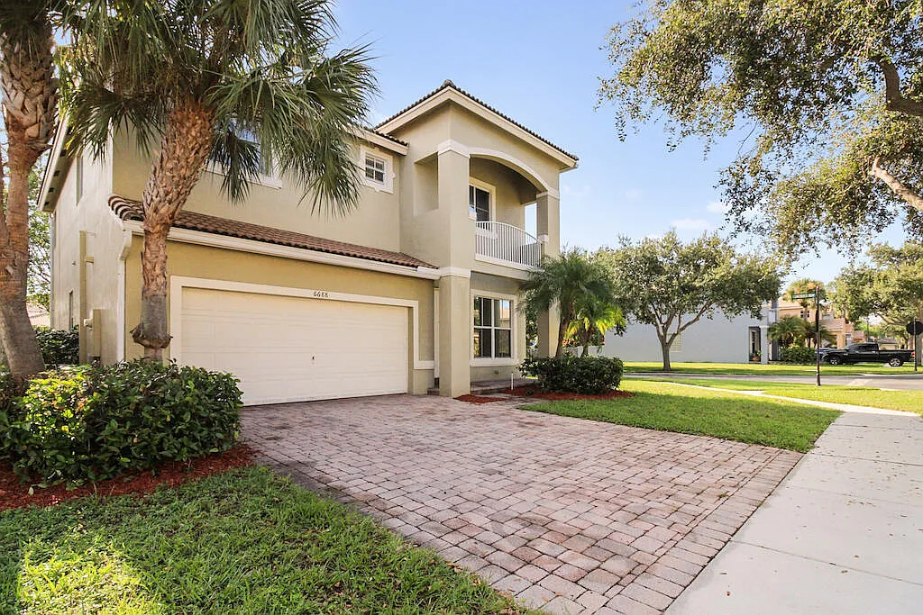 4 bed, 2.5 bath, 2566 sqft, $3,900 — Photo 2