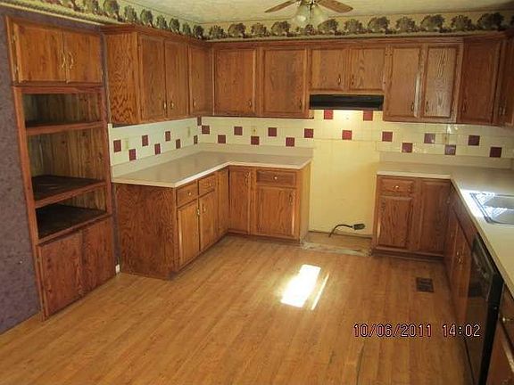 3rd image of 270 Poplar Cir