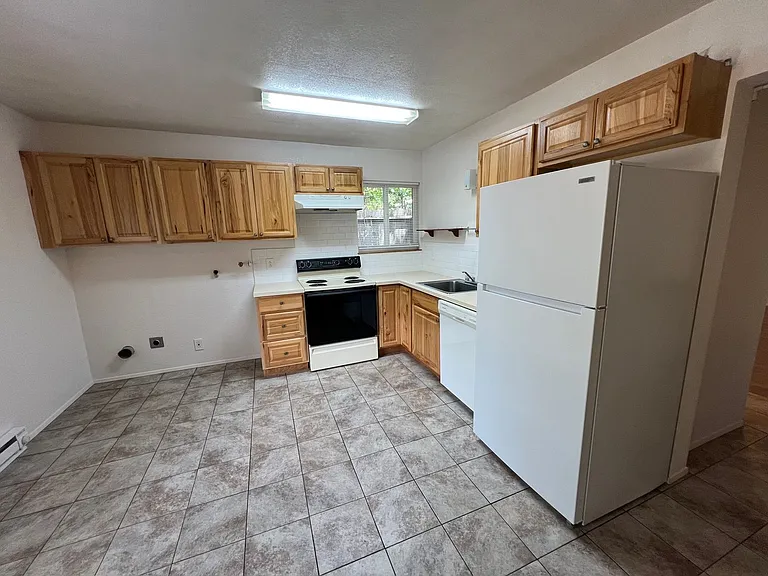 412 NW Manzanita Ave #A & B — Photo 10