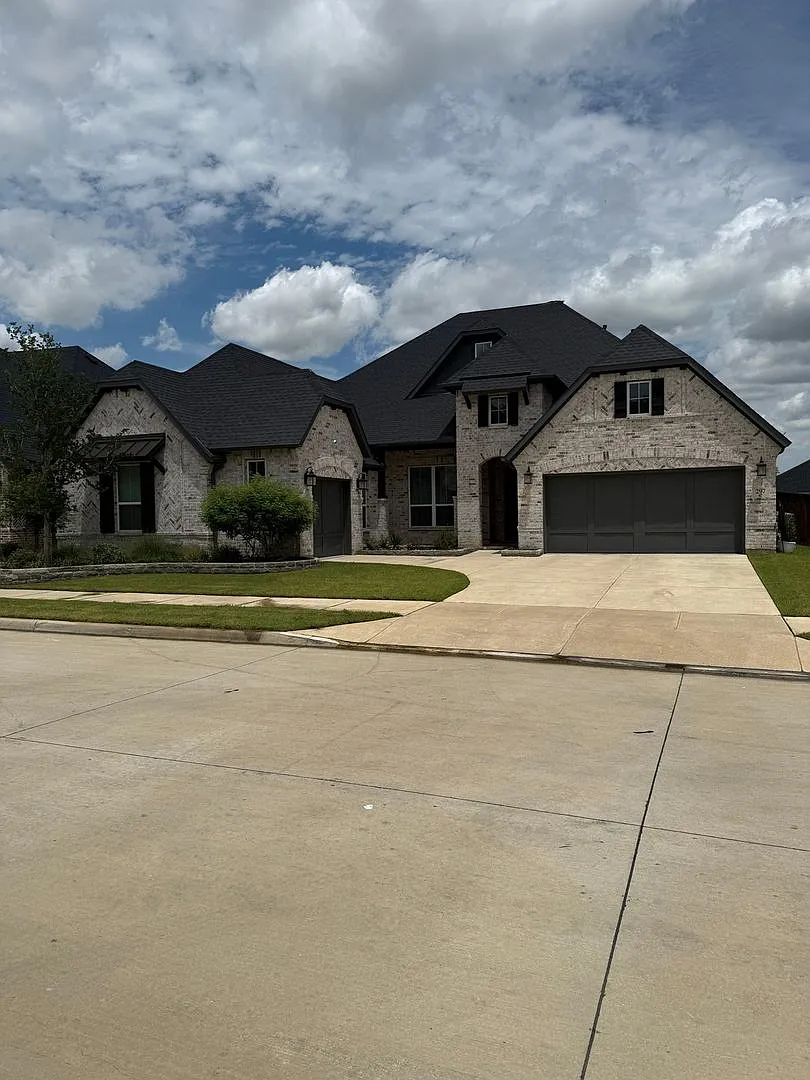 Spacious 4BR House in Argyle — Photo 1