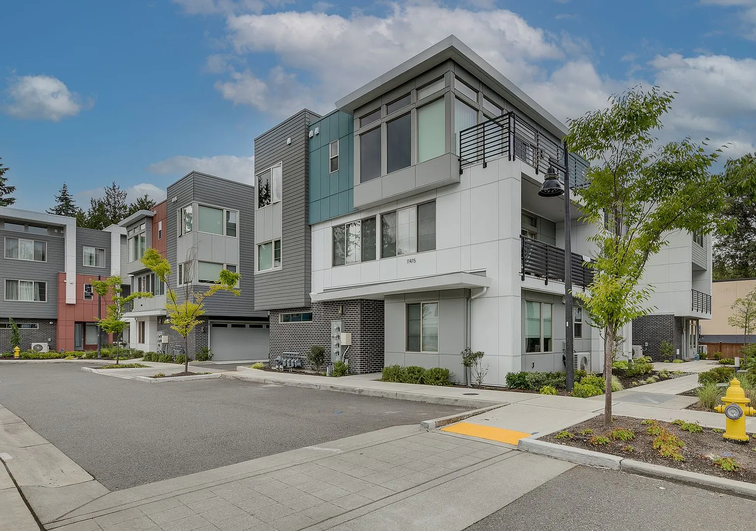 *Beautiful Modern 3 Bed Kirkland Townhome Available Now!* — Photo 2