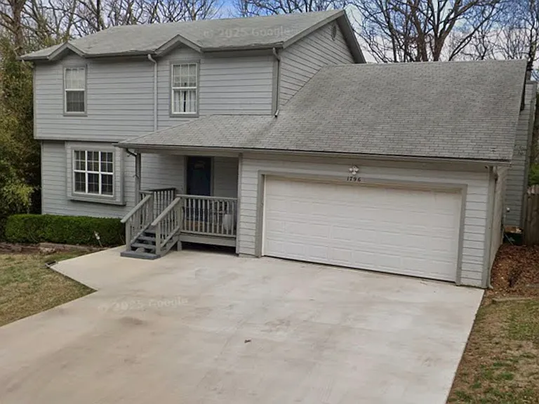 1796 W Berry St — Photo 1