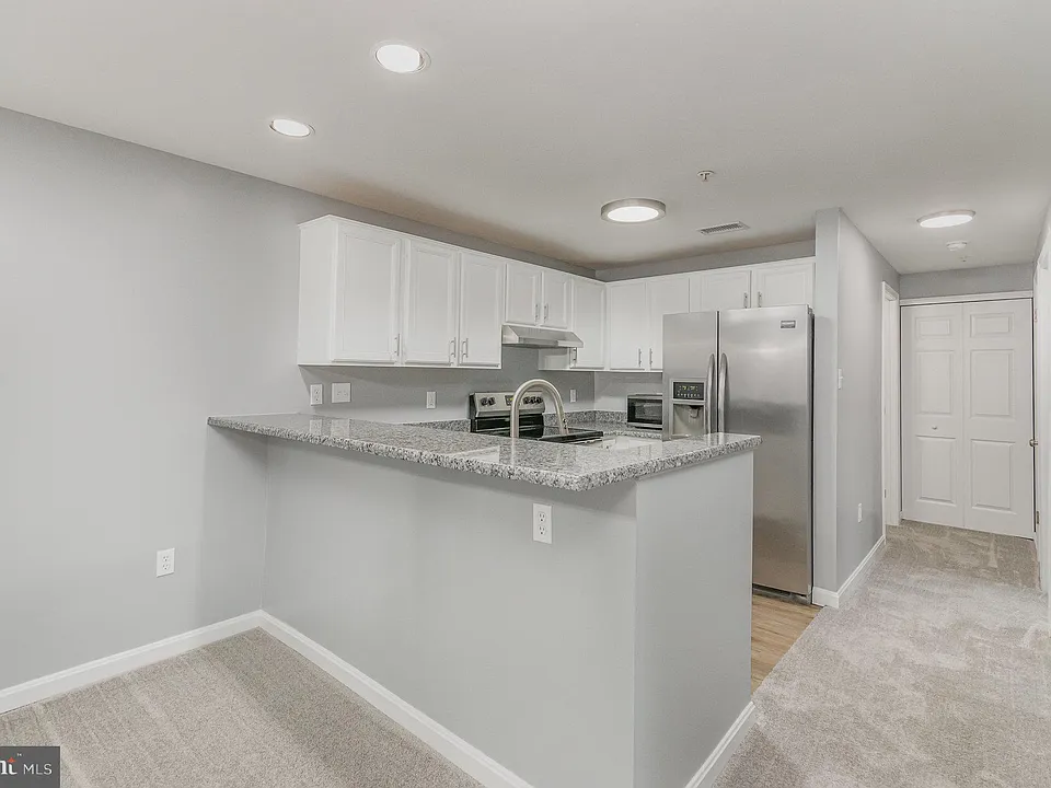 100 Grosvenor Ln #3