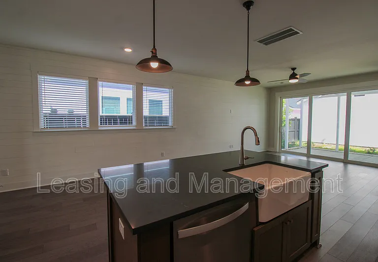 111 Crimson St — Photo 8