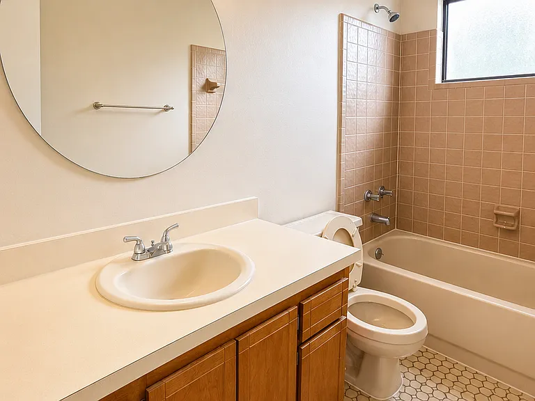 5685 Marathon Pkwy — Photo 5