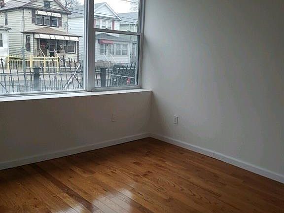 5th image of 433 Beach Ave