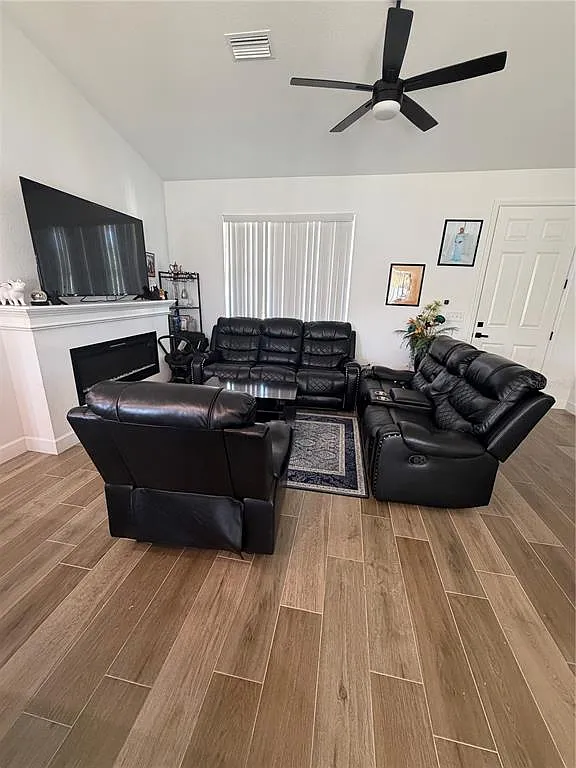 3 bed, 2.0 bath, 1487 sqft, $2,200 — Photo 4