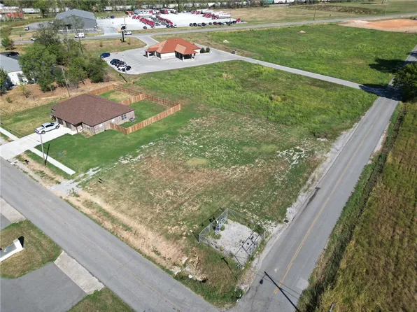 E Main St #1, Gentry, AR 72734