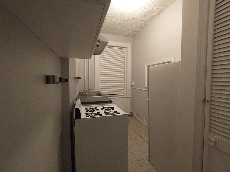 Hampton Court Apartments — Photo 10