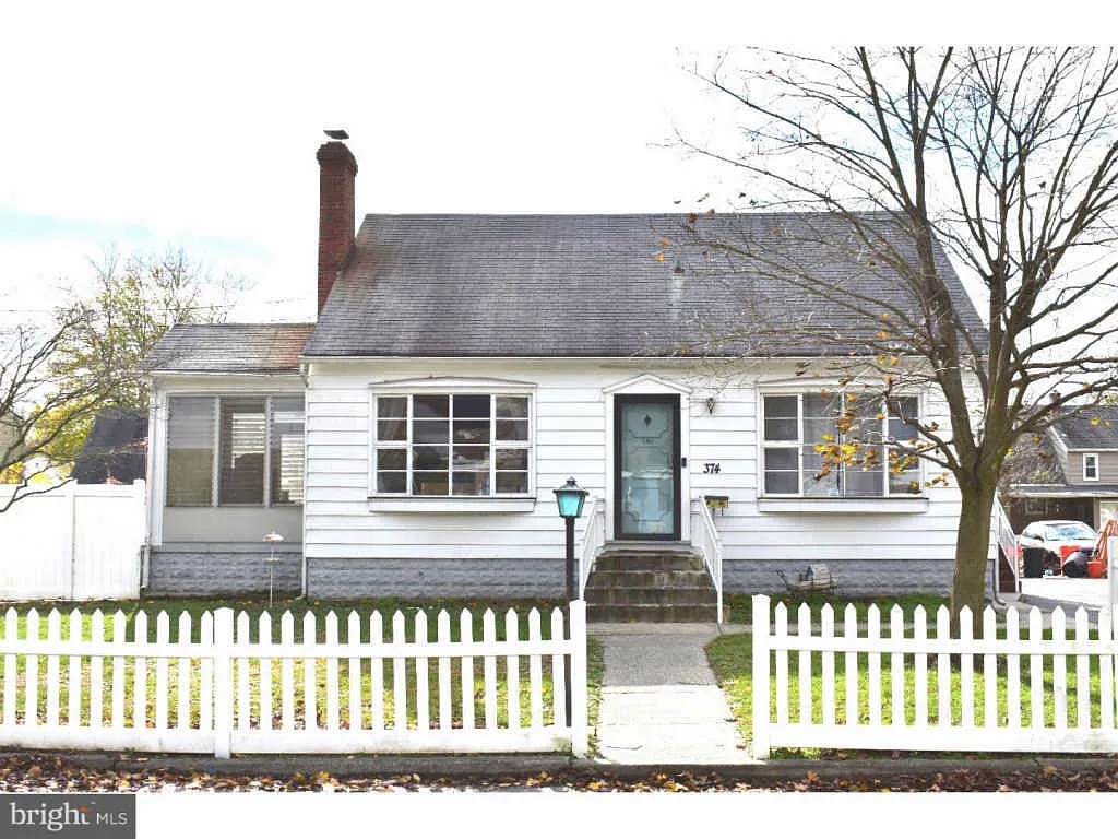 374 Ives Ave photo 1