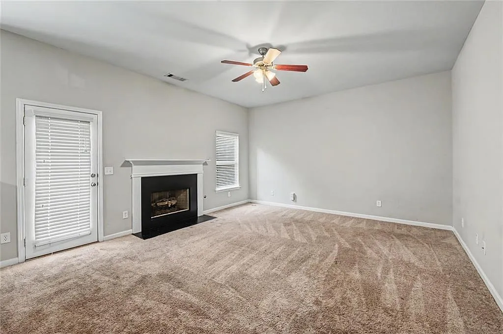 4 bed, 2.5 bath, 2442 sqft, $2,550 — Photo 4