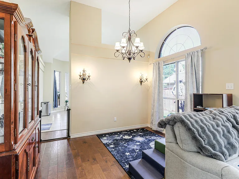 9921 Bordeaux Ave — Photo 8