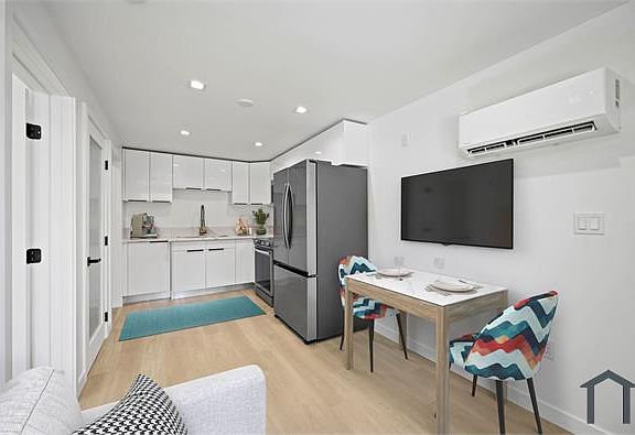 4th image of 3535 Ellsworth St #7