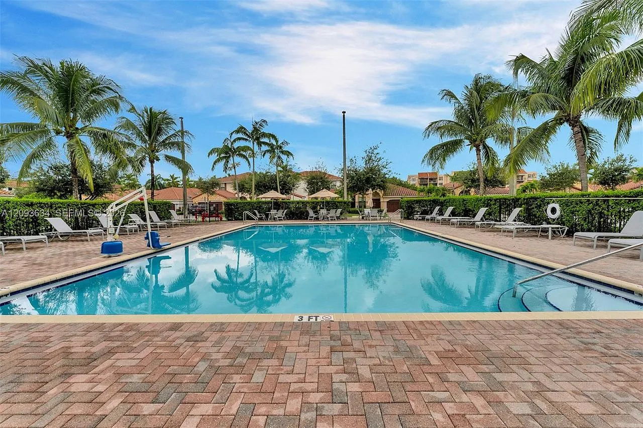 4 bed, 4.0 bath, 2602 sqft, $5,500 — Photo 3