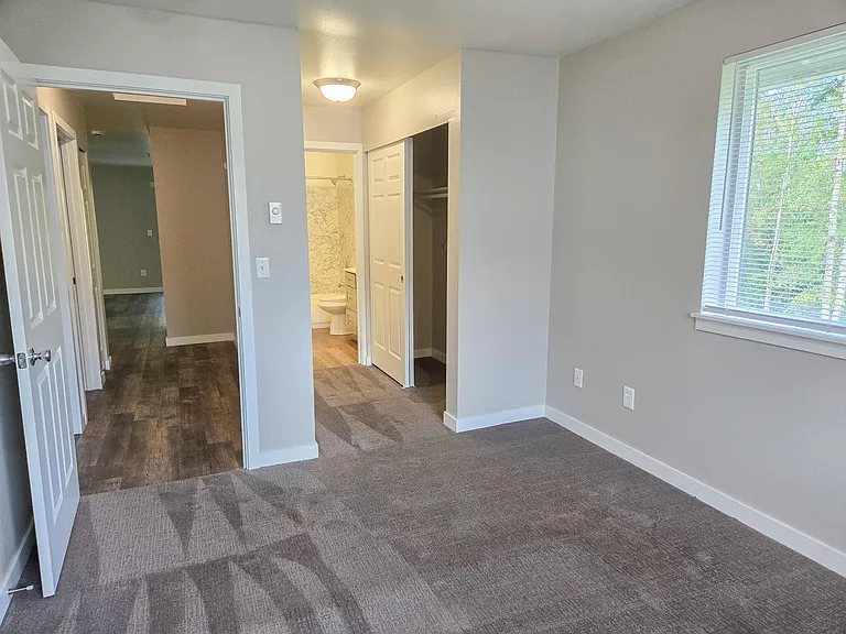 Bristol Square Apartments — Photo 9