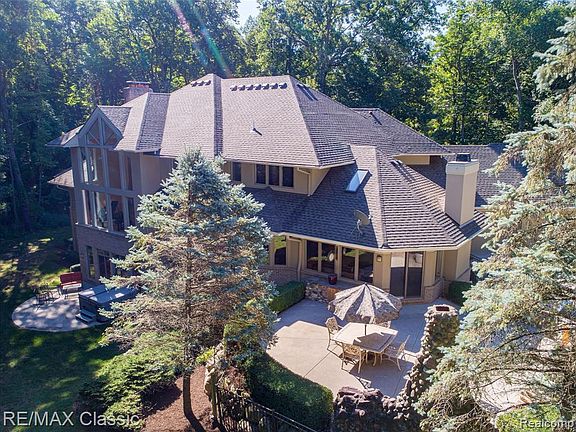 3rd image of 5811 Turnberry Dr