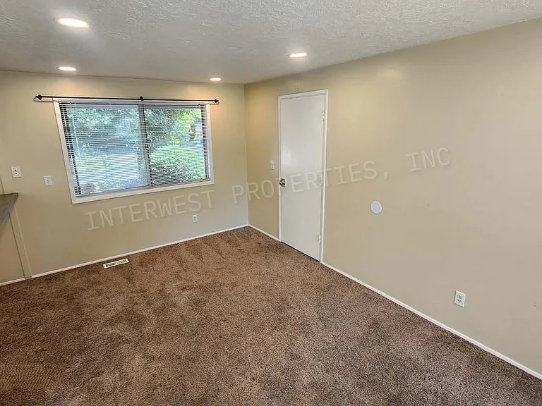 265 SW Salix Ter — Photo 2