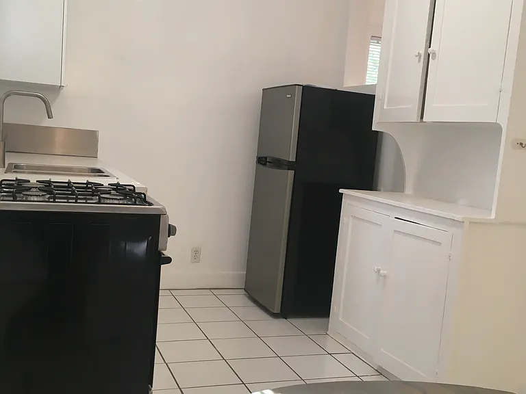 2035 1/4 N Vista Del Mar Ave — Photo 11