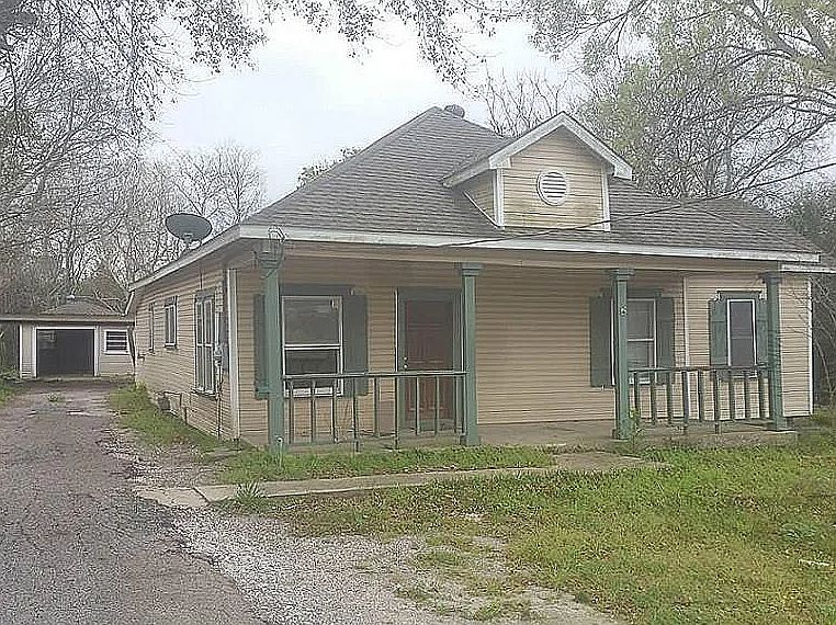 1st image of 302 Kernohan St