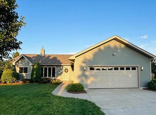 N7816 Maple Ridge Rd, Oconomowoc, WI 53066