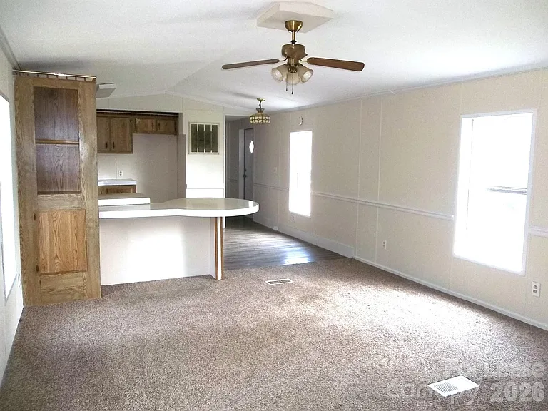146 Thornwood Ln — Photo 4