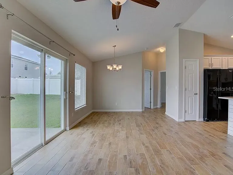 1037 Cass Ave — Photo 2