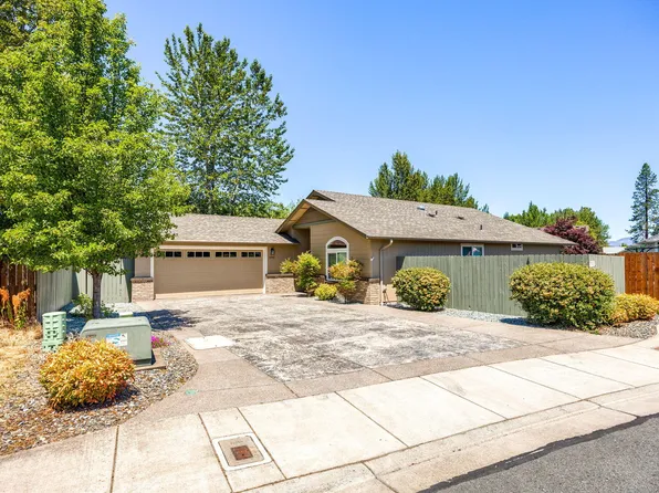 1542 SW Yucca Dr, Grants Pass, OR 97527