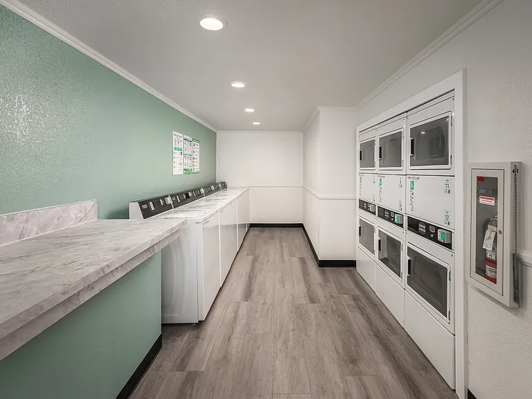 Alderwood / Naples Apartments — Photo 14